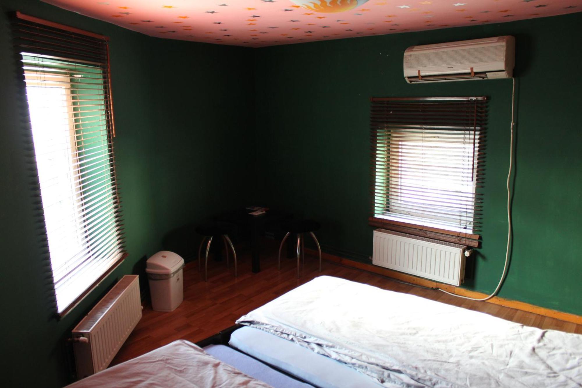 Fun House Hostel Bucureşti Ngoại thất bức ảnh