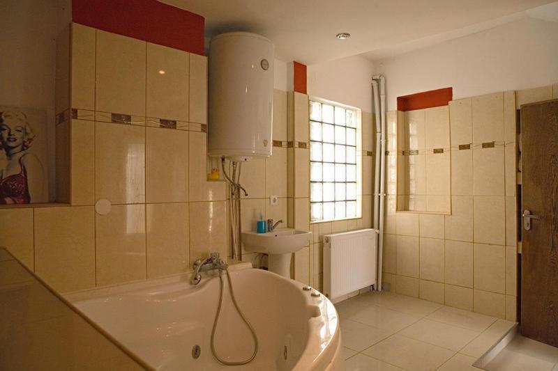 Fun House Hostel Bucureşti Ngoại thất bức ảnh